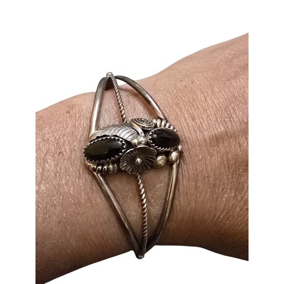 Vintage Sterling and Onyx Navajo Adjustable Cuff Bracelet (A8734) - Picture 2 of 6